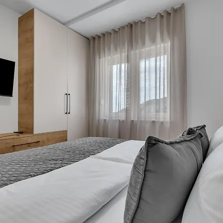 Easy Times 1 - Exklusiv * Makarská